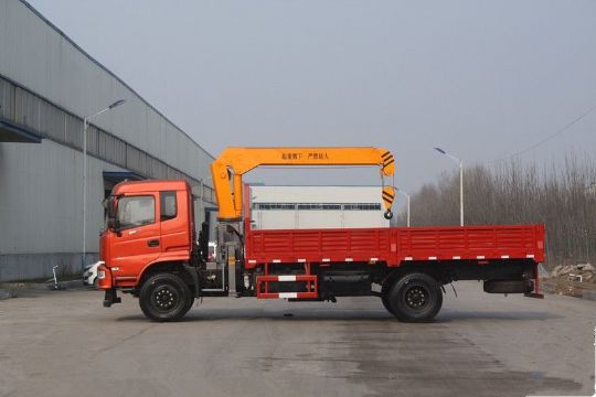 點擊查看詳細(xì)信息<br>標(biāo)題：6.3噸東風(fēng)180馬力隨車吊 閱讀次數(shù)：1620