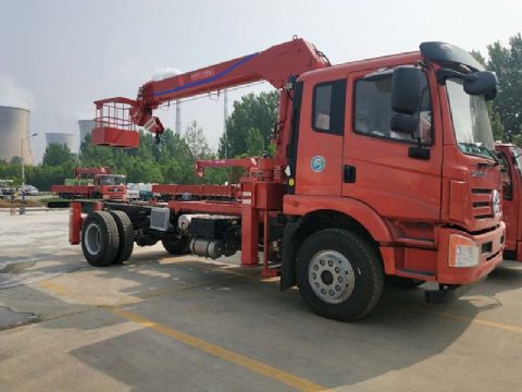 點擊查看詳細(xì)信息<br>標(biāo)題：6.3噸大運隨車吊 閱讀次數(shù)：1604