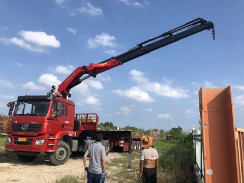點擊查看詳細信息<br>標(biāo)題：30噸折臂吊 閱讀次數(shù)：2423